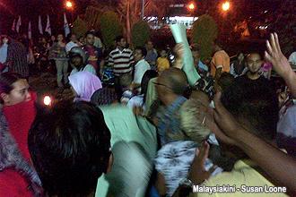 angry penang hawkers storm dap hari raya do 040912 02