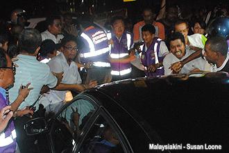 angry penang hawkers storm dap hari raya do 040912 03