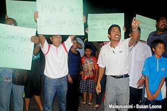 angry penang hawkers storm dap hari raya do 040912 04