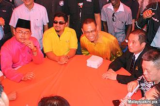 bird nest farmer protest against nur omar 150912 03