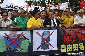 bird nest farmer protest against nur omar 150912 01