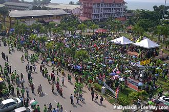 pengerang himpunan hijau 300912 crowd at dataran 1030am
