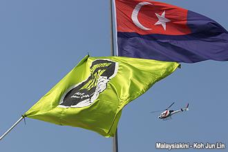 pengerang himpunan hijau 300912 flag and helicopter