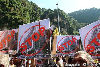 protest at batu cave temple 261012 02