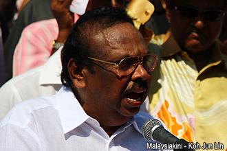 protest at batu cave temple 261012 temple committee chairperson r nadarajah 02