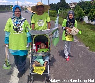 himpunan hijau green walk crowd at duke highway 251112 1