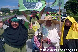 himpunan hijau green walk crowd at duke highway 251112 2