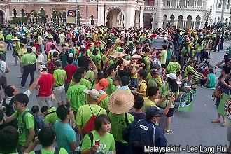 green march reaching dataran 251112 crowd 01