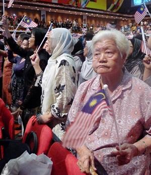 elderly woman at barisan 1malaysia gathering
