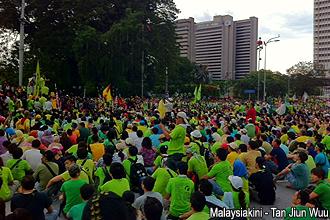 green march reaching dataran 251112 crowd 03