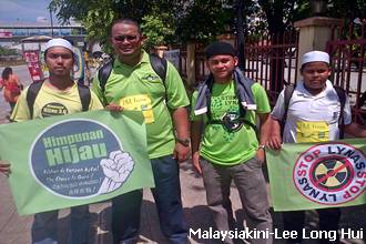 himpunan hijau green walk crowd at duke highway 251112 4