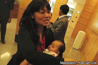 teo nie ching bring baby to parliament 271112 03