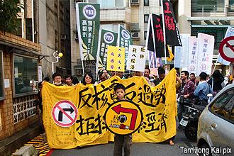 taiwan malaysian student support green march 261112 03