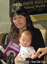 teo nie ching bring baby to parliament 271112 06