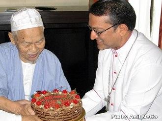 Nik Aziz Nik Mat and Penang bishop Sebastian Francis cake 2