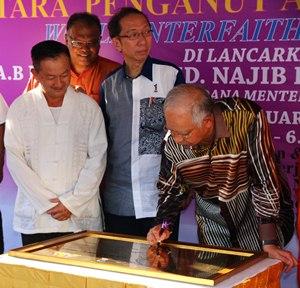 najib razak visits 5 places of worship in brickfields signing plague