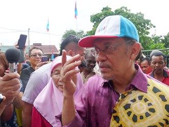 anwar ibrahim at cny open house in batu jinjang selatan