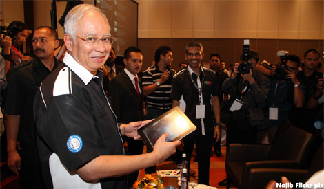 Najib muat naik sendiri gambar rumah, kucing di Twitter