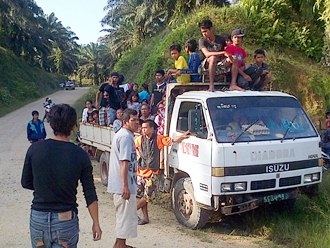 villagers fleeing bombings in kampung tanduo sabah 2