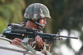 lahad datu 050313 soldier with gun 01