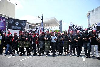 protester sent clock to penang cm lim guan eng 080313 03