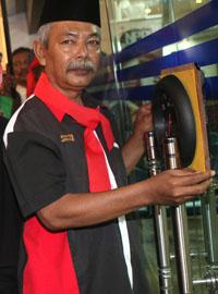 protester sent clock to penang cm lim guan eng 080313 02