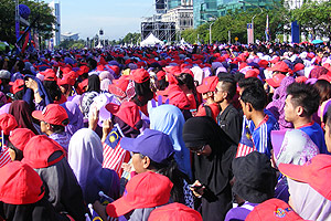 najib women walk putrajaya 170313
