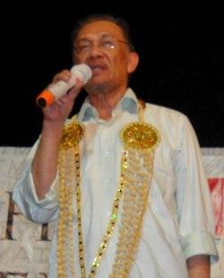 anwar ibrahim in bagan serai perak on stage