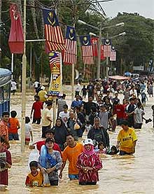 kelantan flood 141204 people walking