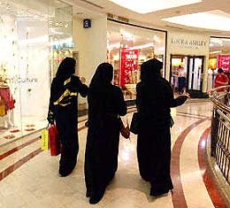arab tourist in malaysia 301104 arab women shopping in kl