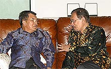 anwar with jusuf kalla 101204 talking