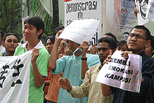 student protest pwtc 150906 protestors