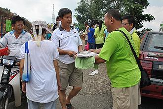 bukit koman ban cyanide awareness campaign during chingming 310313 02