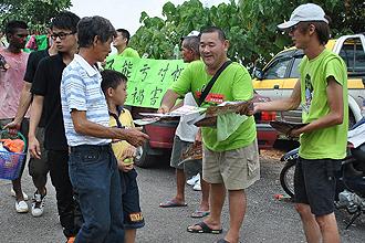 bukit koman ban cyanide awareness campaign during chingming 310313 01
