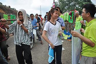 bukit koman ban cyanide awareness campaign during chingming 310313 05