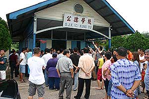 chinese school fund mismanagement 220906 crowd visit gongru