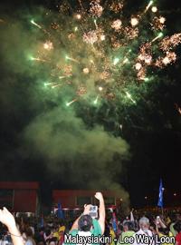 dap kluang ceramah 200413 fireworks