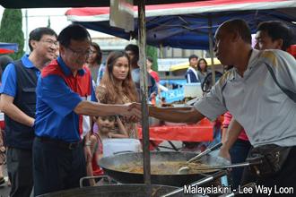 liew chin tong hou kok chung ge13 kluang battle 210413 market visit