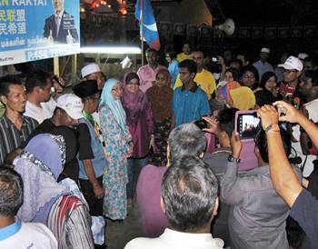 Wan azizah at felda ulu tebrau pkr 270413 03.jpg
