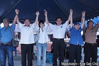 peter chin campaign in sarikei 280413 01
