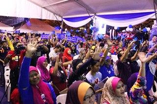 mahathir mohamad in putrajaya ge13 crowd