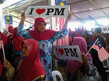 pm najib razak sk taman awana pokok sena crowd 300413