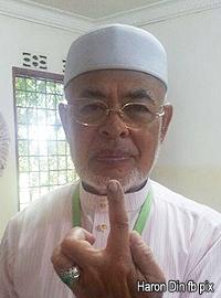 haron din facebook ink wash 050513
