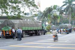 anti tiong monopoly protest 031106 lorry