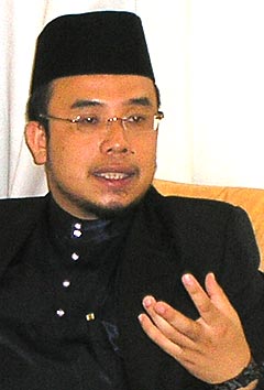 mohd asri zainul abidin interview 231106 gesturing