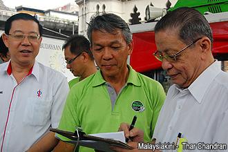 himpunan hijau signiture campaign day two 250812 lim kit siang signing