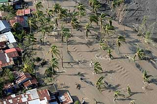 typhoon durian philipines 041206 flood waters
