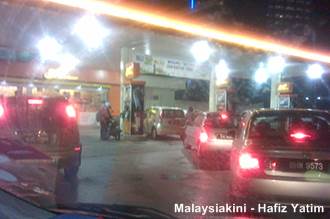petrol station queue price hike 020913 