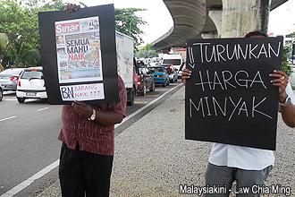 protest against fuel price hike 050913 02