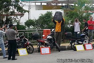 protest against fuel price hike 050913 03